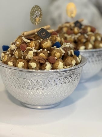 غضارة فيها  كيلو حول 60حبه سكري مكشوف محشي دايجستف باللوز والطحينه مغطى بصوص الطحينة او الكراميل( غير قابل لشحن فقط الرياض)