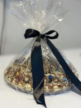 صحن بلاستك كيلو ونص تقريبا90 حبه سكري مكشوف محشي دايجستف باللوز والطحينه مغطى بصوص الطحينة او الكراميل ( غير قابل لشحن فقط الرياض)