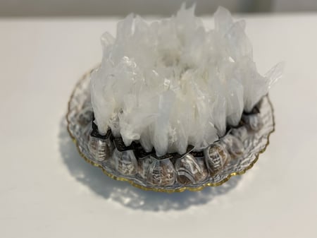 صينية اكريلك دائرية اطراف ذهبي 75 حبة كيلو ونص تمر سكري محشي ومغلف كل حبة 12نوع حشوة