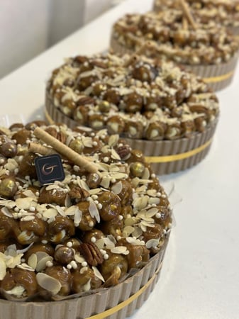 صينية كيلو ونص تقريبا90 حبه سكري مكشوف محشي دايجستف باللوز والطحينه مغطى بصوص طحينة او الكراميل ( غير قابل لشحن فقط الرياض)