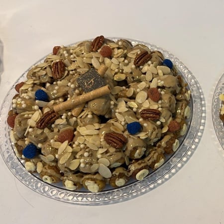صحن كيلو حول 60حبه سكري مكشوف محشي دايجستف باللوز والطحينه مغطى  بصوص الطحينة او  الكراميل( غير قابل لشحن فقط الرياض)