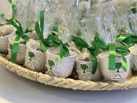 توزيعات فناجيل بسله خوص كل فنجال 3حبات تمر محشي دايجستف بشرايح اللوز بصوص الطحينه ( غير قابل لشحن فقط للرياض توصيل )