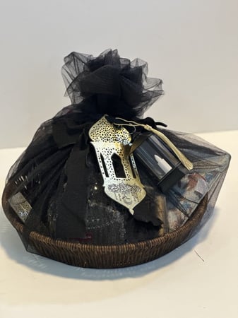 سلة بنية  بمحتويات مختلفة ( اهدي احبابك)