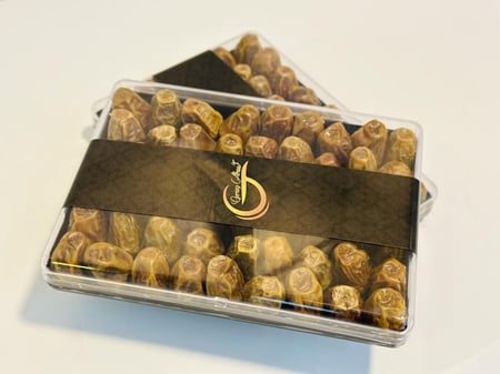 علبة تمر سكري سادة بدون حشوة  مغسول نظيف العلبة فيها حول٨٠٠جرام اكثر من٥٠حبه تقريبا