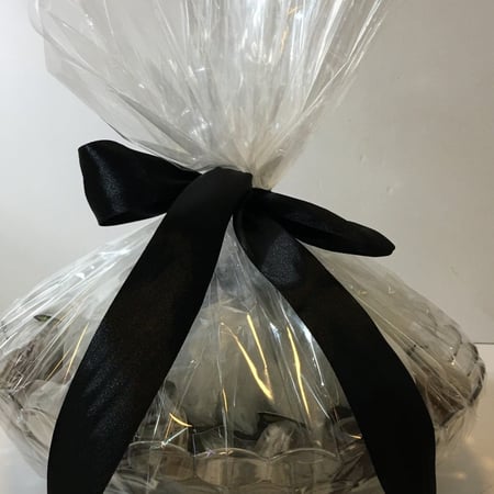 صينيه اكريلك شفاف تمر سكري محشي ومغلف كل حبة فيها ٦٠حبة