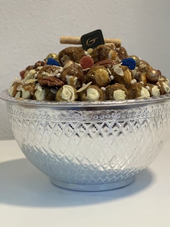 غضارة فيها  كيلو حول 60حبه سكري مكشوف محشي دايجستف باللوز والطحينه مغطى بصوص الطحينة او الكراميل( غير قابل لشحن فقط الرياض)