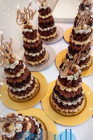 هرم تمر سكري محشي كريمات  اكثر من 110حبة تقريبا ( غير قابل لشحن فقط الرياض)يفضل الحجز اقل شي قبل بيوم