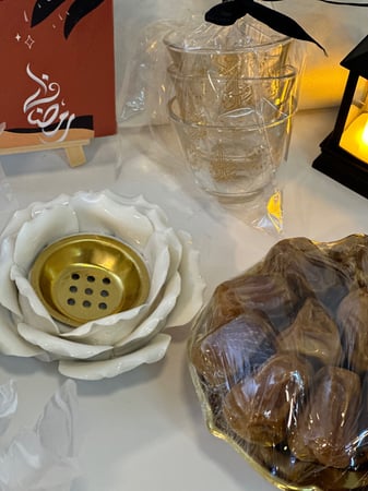 سلة سوداء 25حبة تمر (اهدي احبابك )