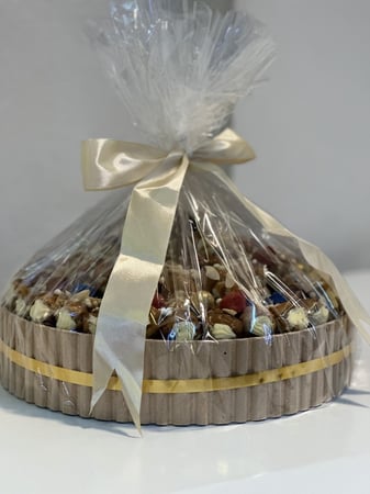 صينية كيلو ونص تقريبا90 حبه سكري مكشوف محشي دايجستف باللوز والطحينه مغطى بصوص طحينة او الكراميل ( غير قابل لشحن فقط الرياض)