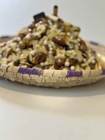 سلة خوص كيلوين تقريبا120 حبه سكري مكشوف محشي دايجستف باللوز والطحينه مغطى بصوص الطحينة او الكراميل ( غير قابل لشحن فقط الرياض)