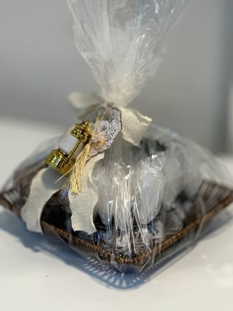 سلة بنية مربعة بمحتويات مختلفة١٥ حبة مغلف تمر محشي مشكل ( اهدي احبابك)