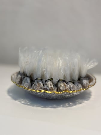 صينية اكريلك دائرية اطراف ذهبي 75 حبة كيلو ونص تمر سكري محشي ومغلف كل حبة 12نوع حشوة