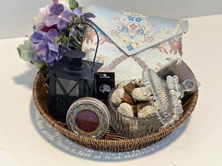 سلة بنية  بمحتويات مختلفة ( اهدي احبابك)