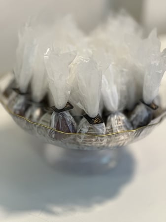 صينيه اكريلك شفاف بساق تمر سكري محشي ومغلف كل حبة كيلو 50 حبة