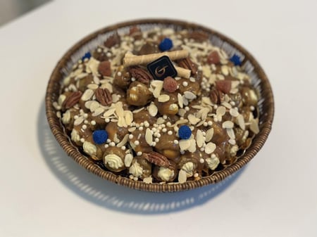 سلة كيلو ونص تقريبا90حبه سكري مكشوف محشي دايجستف باللوز والطحينه مغطى بصوص الطحينة اوالكراميل ( غير قابل لشحن فقط الرياض)