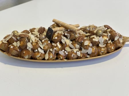 صينيه كيلو حول60حبة سكري مكشوف محشي دايجستف باللوز والطحينه مغطى بصوص الطحينة او الكراميل ( غير قابل لشحن فقط الرياض)