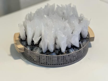 صينية رصاصي حديد كيلو ونص ٧٥ حبة تمر سكري محشي ومغلف كل حبة 12نوع حشوة