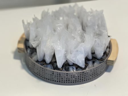 صينية رصاصي حديد كيلو ونص ٧٥ حبة تمر سكري محشي ومغلف كل حبة 12نوع حشوة