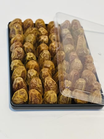 علبة تمر سكري سادة بدون حشوة  مغسول نظيف العلبة فيها حول٨٠٠جرام اكثر من٥٠حبه تقريبا