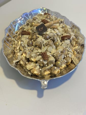 صينية شكل ورقة كيلو ونص او كيلوين سكري مكشوف محشي دايجستف باللوز والطحينه مغطى بصوص الطحينة اوالكراميل ( غير قابل لشحن فقط الرياض)