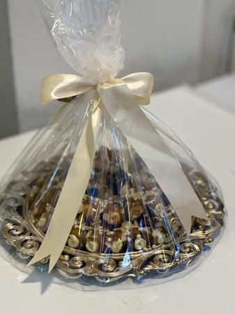 صينيه كيلو حول60حبة سكري مكشوف محشي دايجستف باللوز والطحينه مغطى بصوص الطحينة او الكراميل ( غير قابل لشحن فقط الرياض)