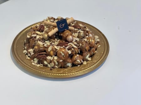 صحن صغير نص كيلو حول 30 حبة سكري مكشوف محشي دايجستف باللوز والطحينه مغطى بصوص الطحينة او الكراميل ( غير قابل لشحن فقط الرياض)
