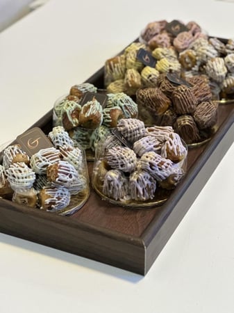 صينية تمر سكري ميني محشي فيها اكثر من  100حبة