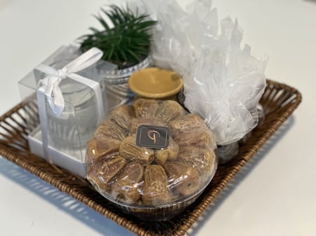 سلة بنية مربعة بمحتويات مختلفة١٥ حبة مغلف تمر محشي مشكل ( اهدي احبابك)