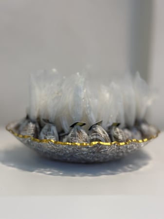 صينية اكريلك دائرية اطراف ذهبي 75 حبة كيلو ونص تمر سكري محشي ومغلف كل حبة 12نوع حشوة