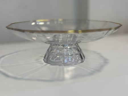 صينية دائرية وسط اكريلك شفاف بساق كيلو ونص75 حبة  تمر سكري محشي ومغلف كل حبة 12نوع حشوة