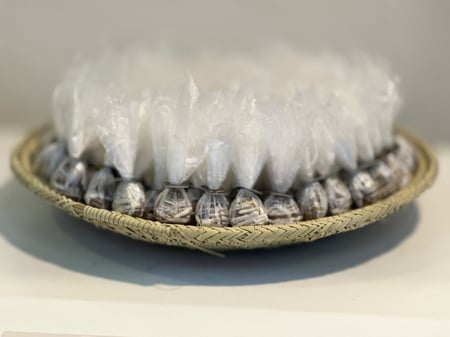 سلة خوص كبييره ٣كيلو ١٥٠ حبة تمر سكري محشي ومغلف كل حبة