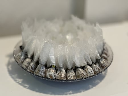 صينية دائرية اكريلك شفاف كيلوين ونص 125حبه تمر سكري محشي ومغلف كل حبة 12نوع حشوة