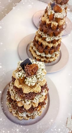 هرم تمر سكري محشي كريمات  اكثر من 110حبة تقريبا ( غير قابل لشحن فقط الرياض)يفضل الحجز اقل شي قبل بيوم