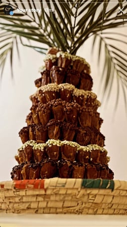 نخلة تمر سكري محشي كريمات  اكثر من 140حبة تقريبا ( غير قابل لشحن فقط الرياض)يفضل الحجز اقل شي قبل بيوم