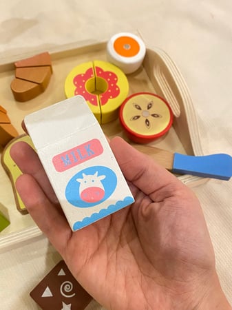 صينية اطعمة التقطيع الخشبية مناسبة للعب الدرامي والتخيلي عبارة عن عشرة قطع بخشب متين مزودة بمغناطيس وشك شاك