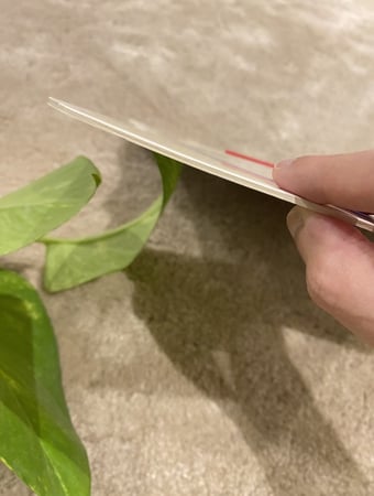 لوحة لتعليم مفهوم الساعة باللغه العربية بعقارب يمكن للطفل التحكم بها ومناسبة لتعليقها على الجدار او السبورة ، صنعت من خامة كرتونية مقوى ومُلبسة بورق لامع وعقارب بلاستيكية.