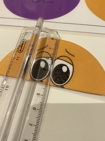 احجية المشاعر لتعليم مفهوم المشاعر وتمييز الالوان ( يحتوي على قاعدة مقاس a4 مزدوة بستة صور وشك شاك + ستة قطع مزودة بشك شاك جميعها طباعة ملونة ومغلفة حراريا)