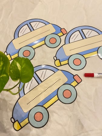 بطاقات السيارة ( ثلاث بطاقات يمكن الكتابة والمسح عليها طباعة ليزر ومغلفة حراريا مقاس 27*14سم  مزودة بمغناطيس )