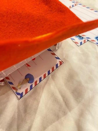 استراتيجية بريد جحا مناسب للأسئلة القبلية والبعدية الرمضانية ( صندوق بلاستيكي مغلف بخامة الجوخ مقاس 21*15 سم + خمس بطاقات يمكن الكتابه عليها والمسح مقاس 15*8 سم + قلم سبورة )