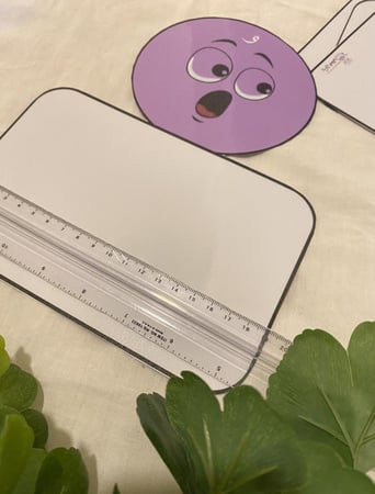 استراتيجية الرؤوس الملونة ( 4 بطاقات اصوات الحرف القصيرة ، طباعة ملونة ومغلفة حراريًا ومزودة بمغناطيس )