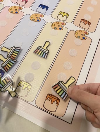 لوحة الوان التميز في بنان الطفولة للفتيات