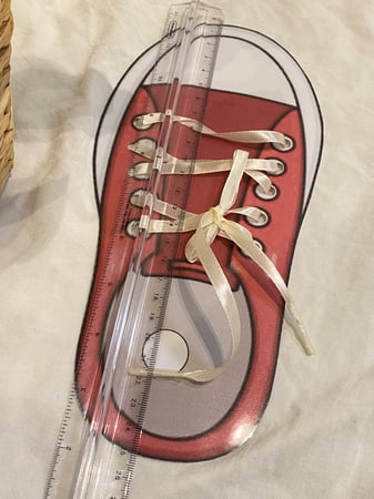 اعتماد على النفس نشاط لضم الحذاء لتعليم ربط خيوط الأحذية للطفل