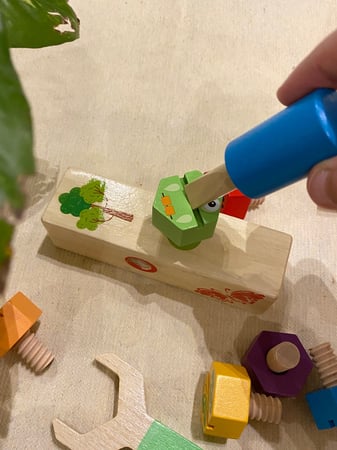 لعبة البرم والتدوير الخشبية باستخدام السكاريب الخشبية مناسبة جدًا لتقوية عضلات الكتابة تحوي قاعدة مستطيلة خشبية متينة و8 قطع خشبية