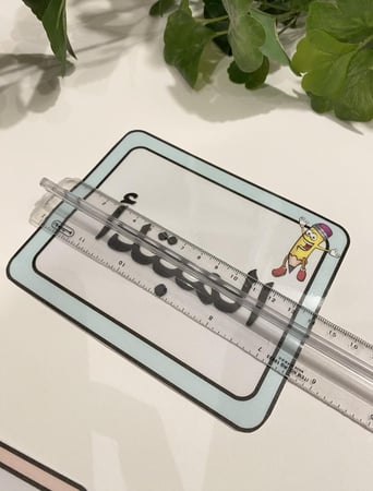 وسيلة ترتيب الجملة الاسميه مناسبة للعرض على السبورة واستخدام قلم السبورة ( تحوي على بطاقتين للمبتدأ والخبر طباعة ملونه ومغلفة حراريًا ومزودة بمغناطيس + بطاقتين للكتابة طباعة ملونة ومغلفة حراريًا ومزودة بمغناطيس )