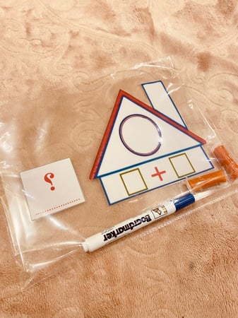 نشاط تعليمي لعملية الجمع مغلف حراريًا للحماية والكتابة والمسح عليه مقاس A4 + طباعة ليزر + صلصال للمدلول + قلم سبورة