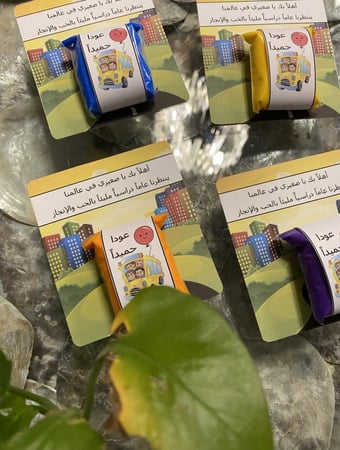 توزيعات كرت الصلصال الملون للجنسين بالحبة يمكن إضافة اسم واحد فقط والعبارة من اختياركم واضافة شعار ( بعد اتمام الطلب سيتم التواصل معكم من اجل ملاحظاتكم )