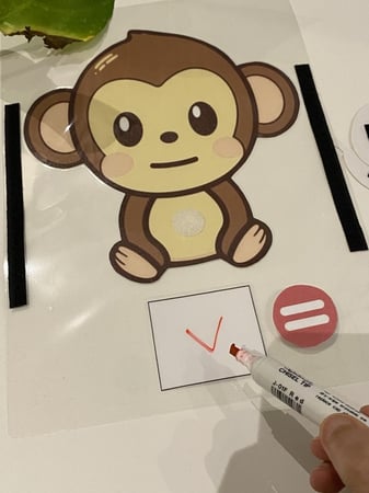 استراتيجية القرد والموز للعدد ومدلوله والجمع والطرح ( يحتوي قاعدة مقاس a4 مزود بصورة قرد وشك شاك في الجوانب + قطع موز صغيرة مزودة بشك شاك + علامتي جمع وطرح ويساوي مزودة بشك شاك + خانة لكتابة العدد ) جميعها طباعة ملونة ومغلفة حراريا