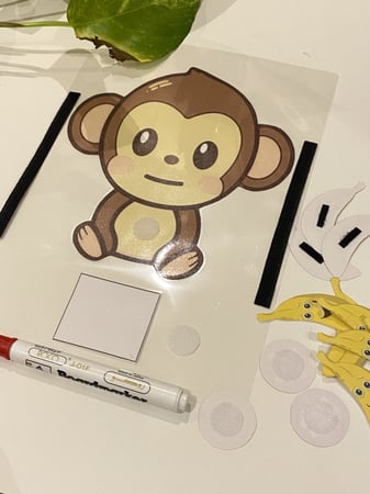 استراتيجية القرد والموز للعدد ومدلوله والجمع والطرح ( يحتوي قاعدة مقاس a4 مزود بصورة قرد وشك شاك في الجوانب + قطع موز صغيرة مزودة بشك شاك + علامتي جمع وطرح ويساوي مزودة بشك شاك + خانة لكتابة العدد ) جميعها طباعة ملونة ومغلفة حراريا