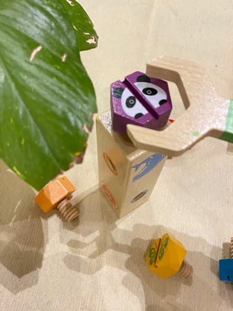 لعبة البرم والتدوير الخشبية باستخدام السكاريب الخشبية مناسبة جدًا لتقوية عضلات الكتابة تحوي قاعدة مستطيلة خشبية متينة و8 قطع خشبية