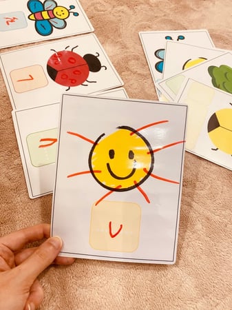 نشاط بطاقات للعدد ومدلوله ( 4 بطاقات مقاس A5 يمكن الكتابة عليها والمسح + قلم سبورة ) طباعة ليزر ملونة ومغلفة حراريًا